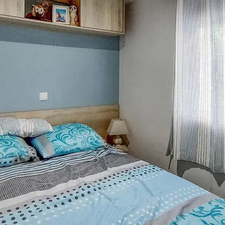 Gorgeous Stacaravan Saint-Julien-en-Born