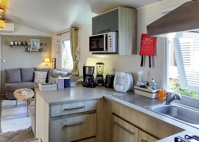 Gorgeous Stacaravan Saint-Julien-en-Born