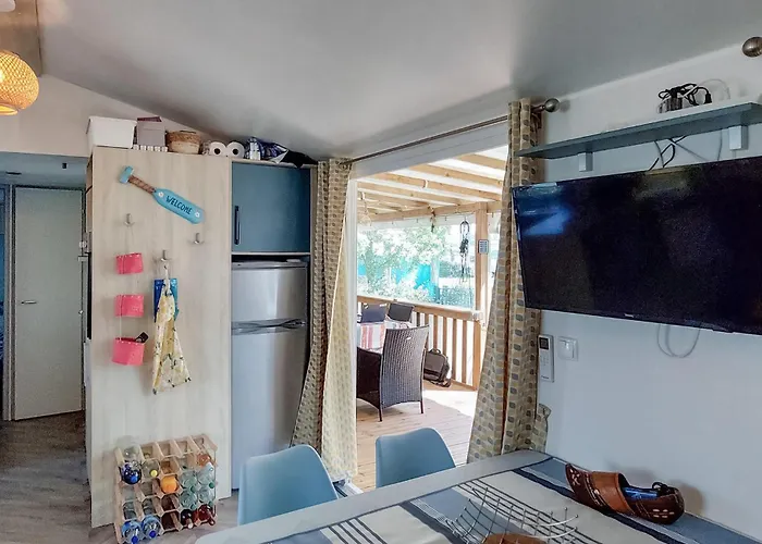 Gorgeous Stacaravan Kemping Saint-Julien-en-Born