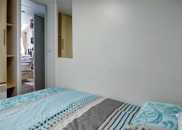 Gorgeous Stacaravan Kemping Saint-Julien-en-Born