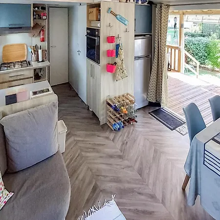 Gorgeous Stacaravan Camping Saint-Julien-en-Born