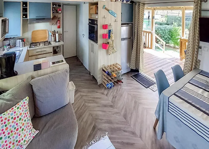 Gorgeous Stacaravan Campsite Saint-Julien-en-Born