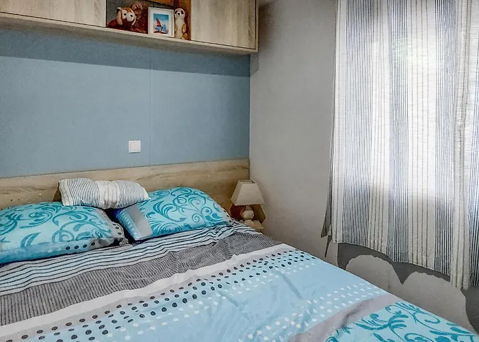 Gorgeous Stacaravan Saint-Julien-en-Born