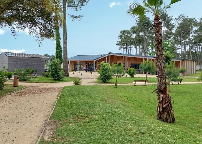 Gorgeous Stacaravan Campsite Saint-Julien-en-Born